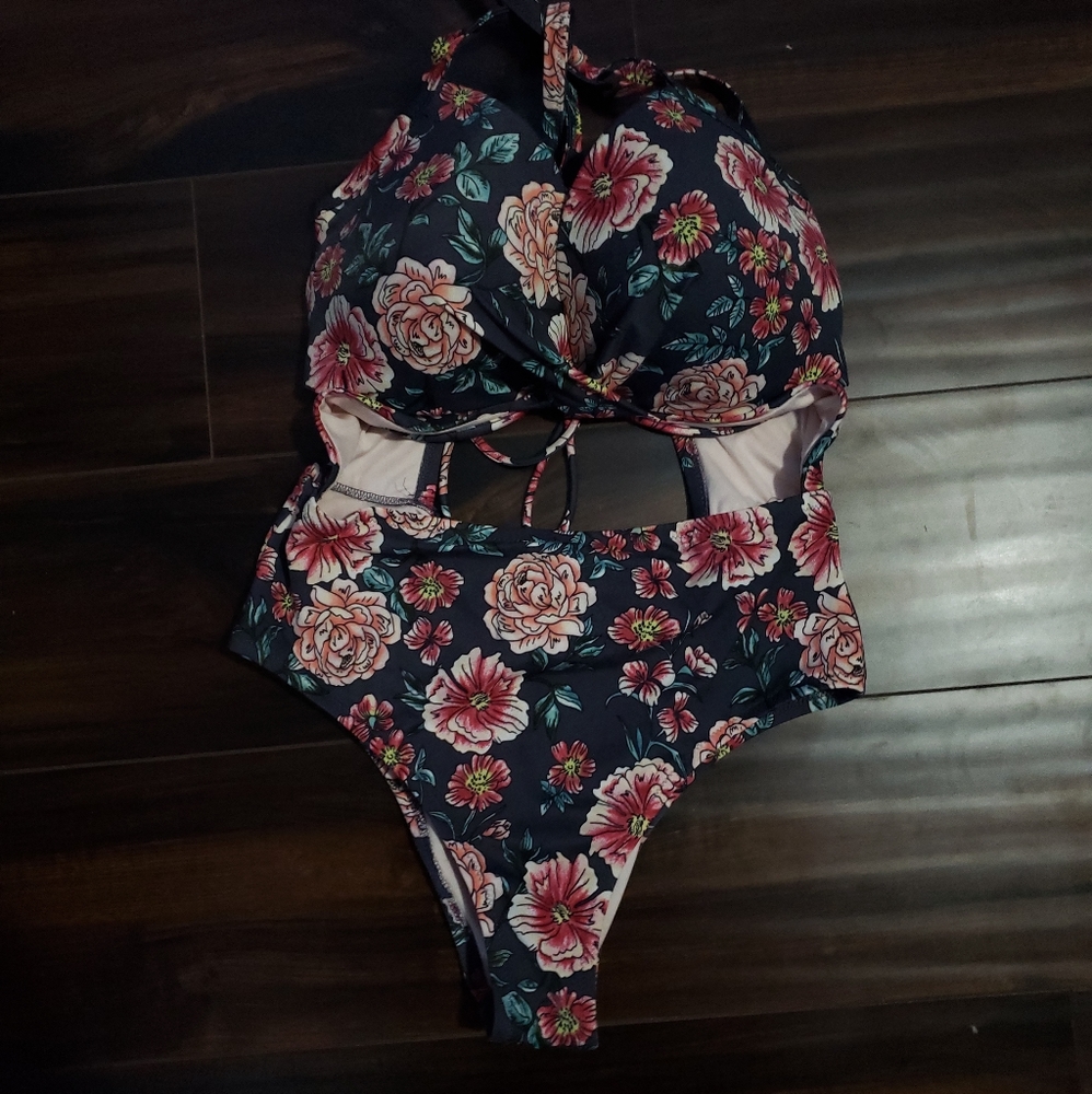 One piece swimsuit 🩱 36DD